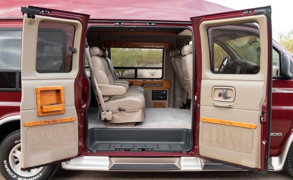 Interiorul unei camionete roșii Chevrolet Express