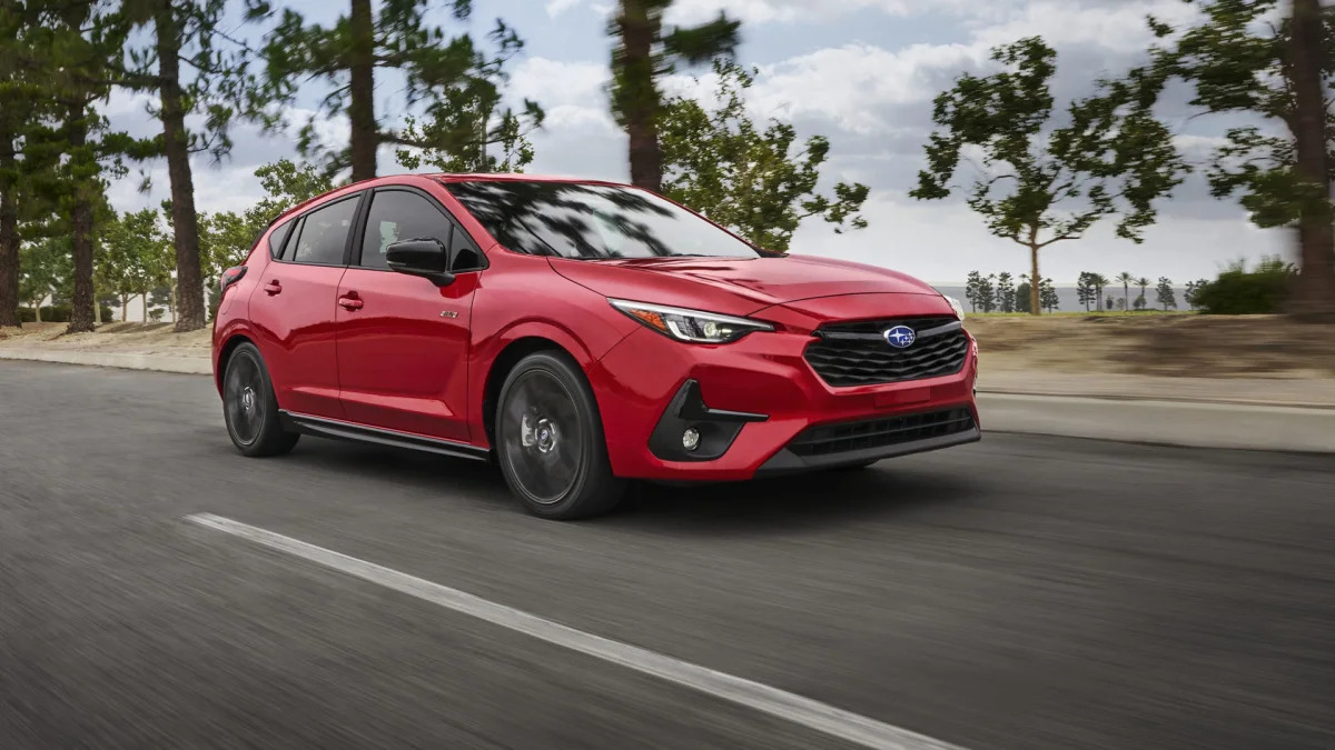 2024 Subaru Impreza RS acțiune față trei sferturi de copaci din față