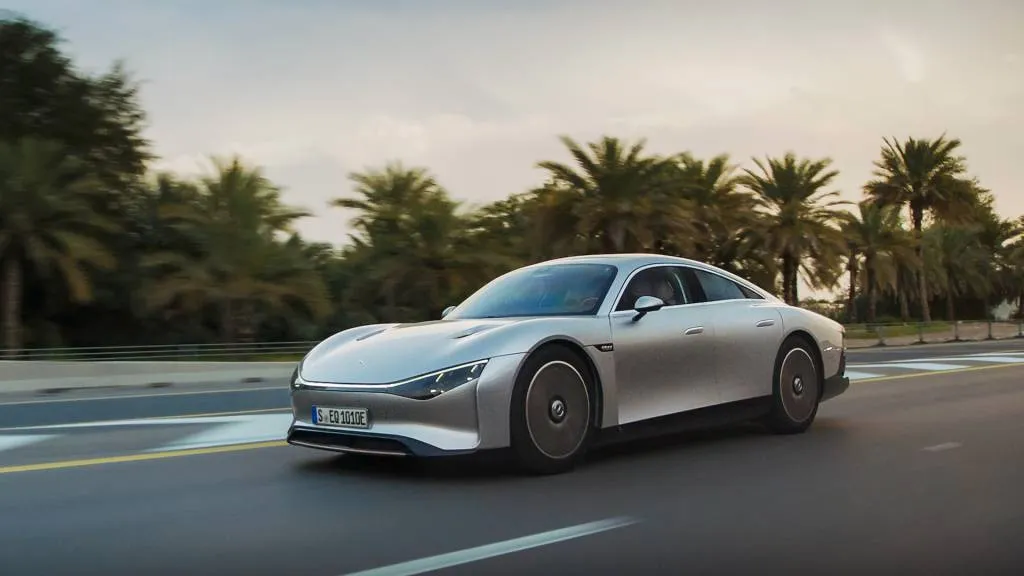 Mercedes-Benz Vision EQXX în deșert
