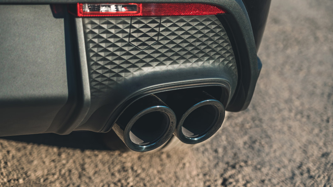 EPA emite noi reguli menite să reducă emisiile de carbon și să stimuleze vehiculele electrice și hibride