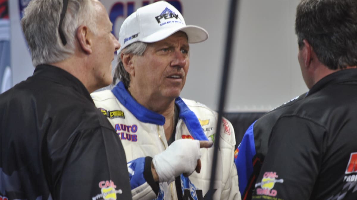 John Force, 75 de ani, legenda curselor de drag racing, în stare de alertă după un accident violent, la 300 km/h