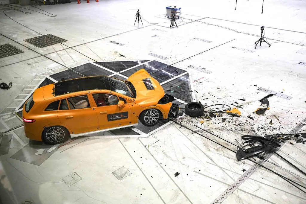 Mercedes-Benz EQS SUV și EQA crash test