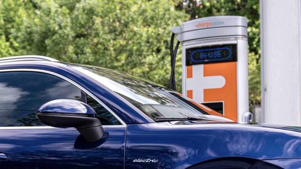 Porsche Macan EV la încărcătorul ChargePoint