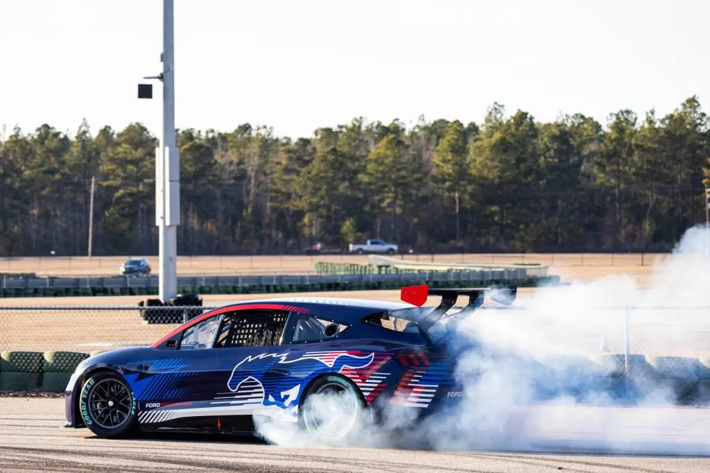 Ford Mustang Mach-E Prototip NASCAR