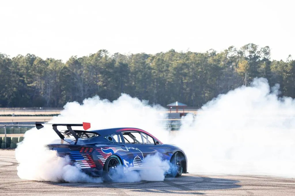 Ford Mustang Mach-E Prototip NASCAR