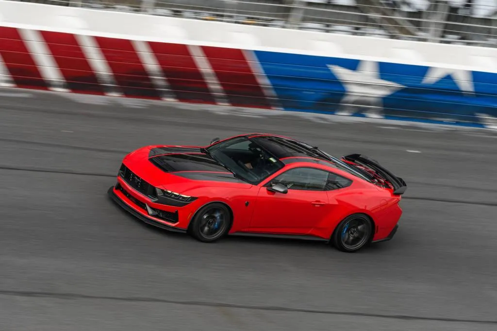 2024 Ford Mustang Dark Horse la Charlotte Motor Speedway, iulie 2023