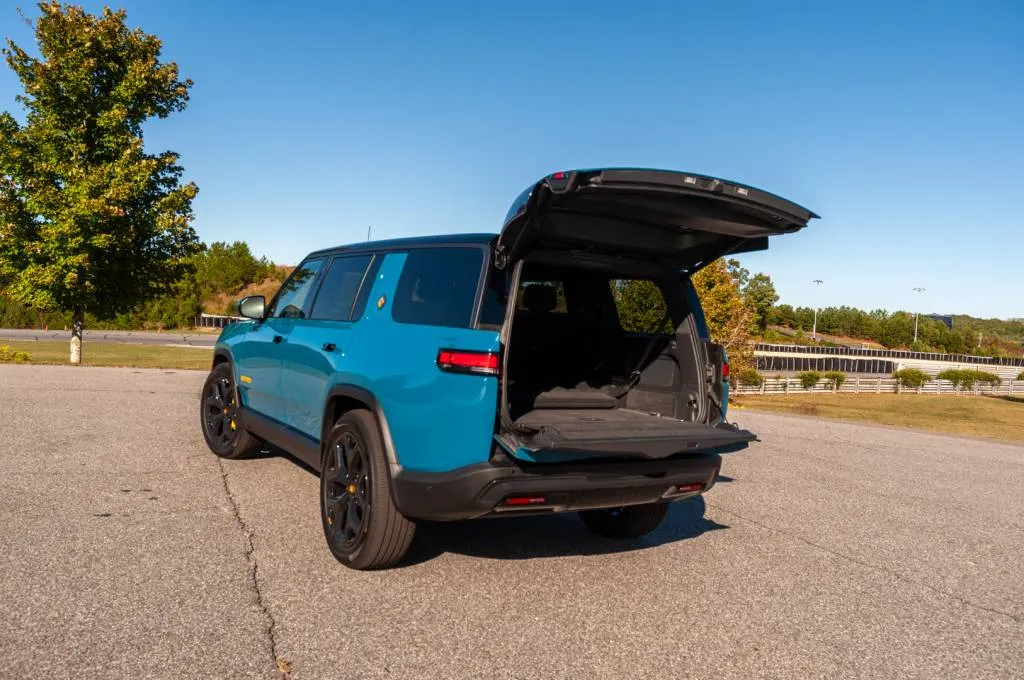 2025 Rivian R1S