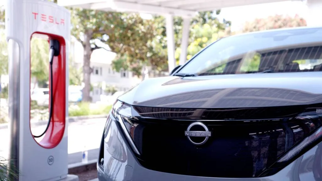 Nissan Ariya la stația Tesla Supercharger