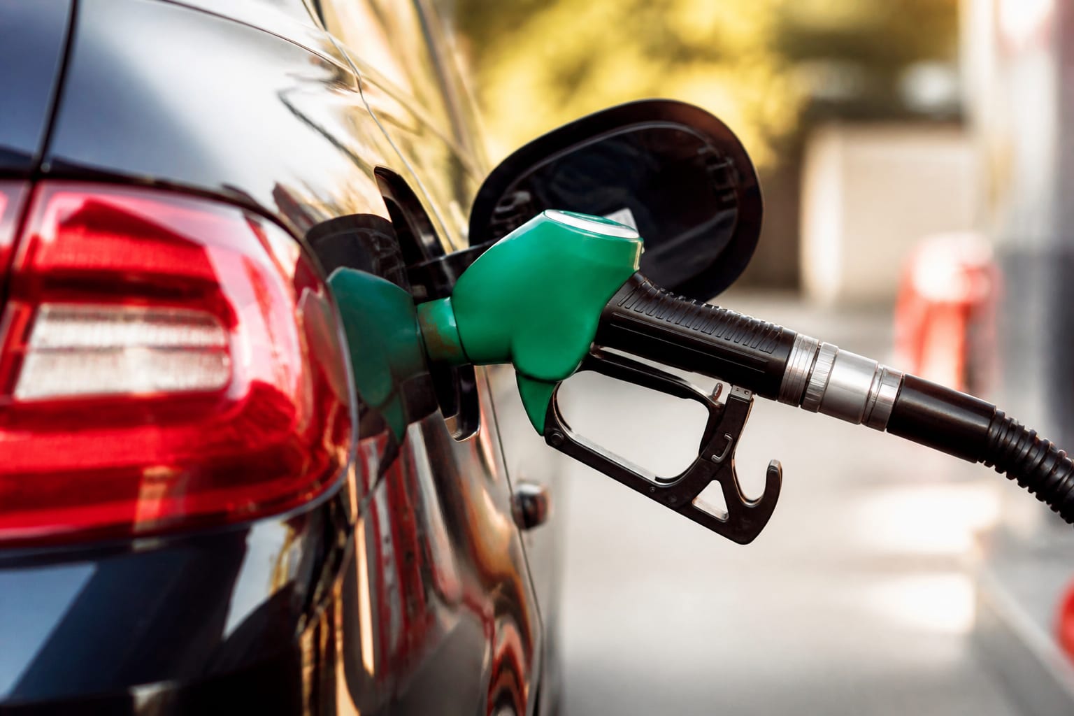 AEI estimează benzină la 7,90 lei pe litru și motorină la 8,40 lei pe litru în iulie