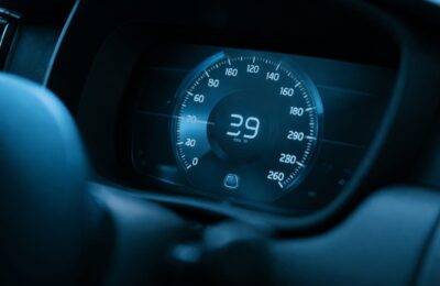 Comisia Europeană analizează limitarea automată a vitezei prin tăierea accelerației