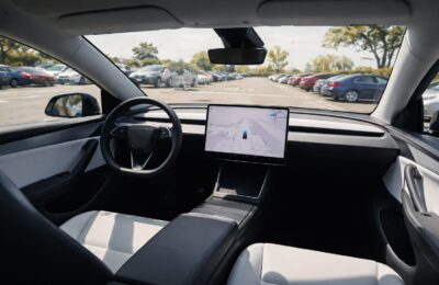 Franța a refuzat pentru moment autorizarea Tesla FSD din cauza vitezei și a atenției șoferului