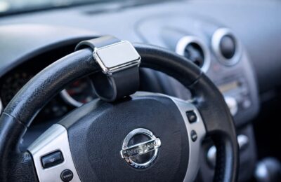 Grecia sancționează cu până la 4.000 de euro folosirea telefonului și smartwatch ului la volan