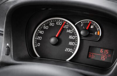 Respectarea limitei de viteză adaugă în medie 54 de secunde pe zi și reduce consumul cu până la 3%