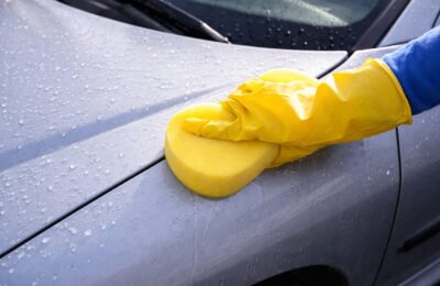 Spălatul mașinii în fața blocului poate aduce amenzi de peste 2.000 de lei