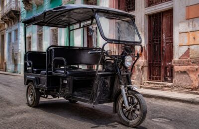 Tricicletele electrice chinezești preiau transportul din Cuba pe fondul crizei de carburant