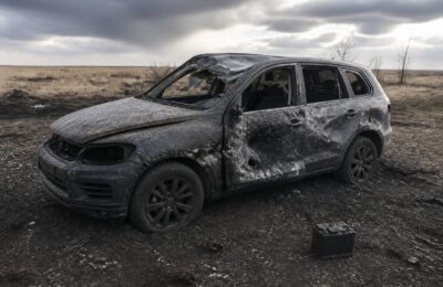 Un Volkswagen Touareg avariat de explozia unei rachete a pornit din cauza bateriei de 12V montate sub scaun