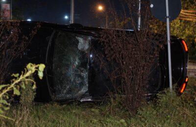 Accident grav în Bragadiru: un autoturism de lux s-a răsturnat într-un giratoriu, două persoane fiind rănite