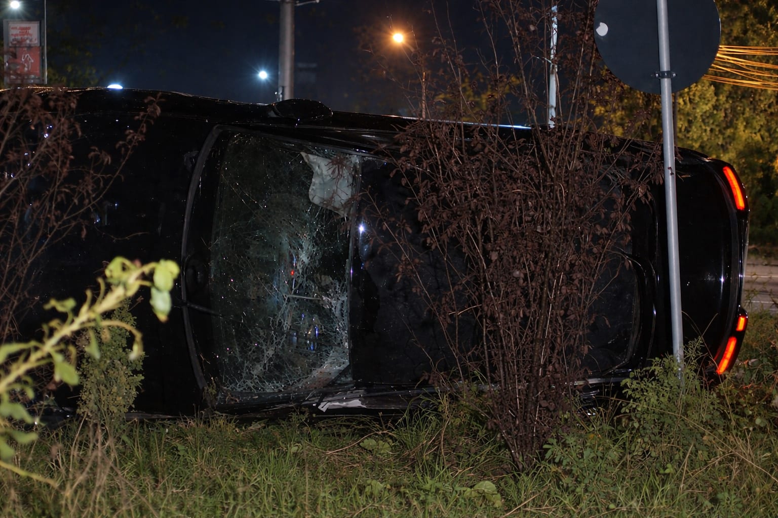Accident grav în Bragadiru: un autoturism de lux s-a răsturnat într-un giratoriu, două persoane fiind rănite