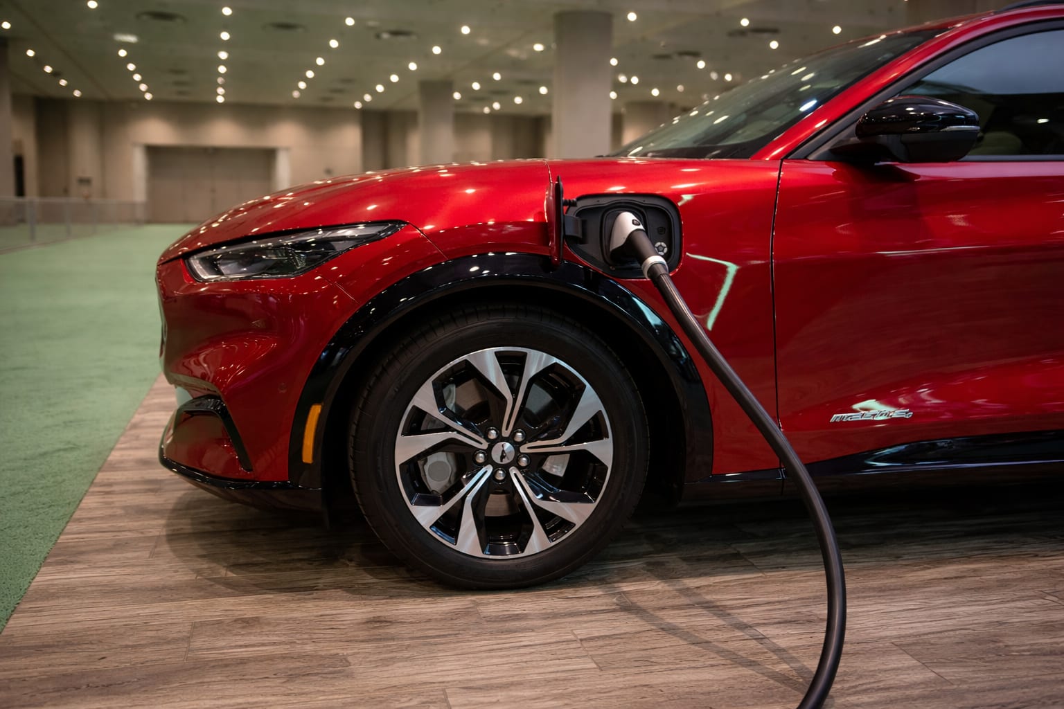 GM și Ford vorbesc tot mai puțin despre mașinile electrice în fața investitorilor