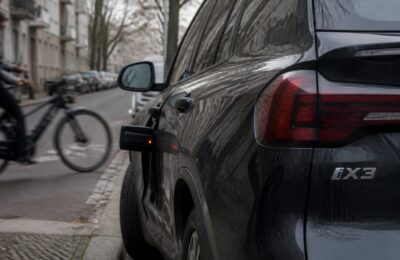 Noile modele BMW vor bloca portiera pentru a proteja bicicliștii la ieșirea din mașină