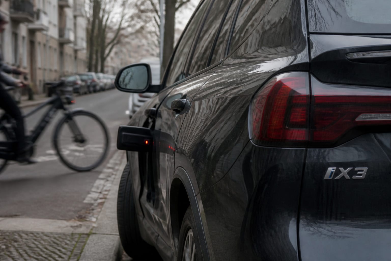Noile modele BMW vor bloca portiera pentru a proteja bicicliștii la ieșirea din mașină