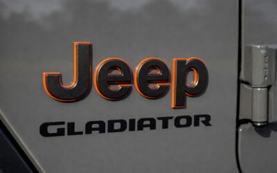 Un Jeep Gladiator a ars lângă casă iar proprietarii acuză un defect la servodirecție