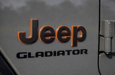 Un Jeep Gladiator a ars lângă casă iar proprietarii acuză un defect la servodirecție