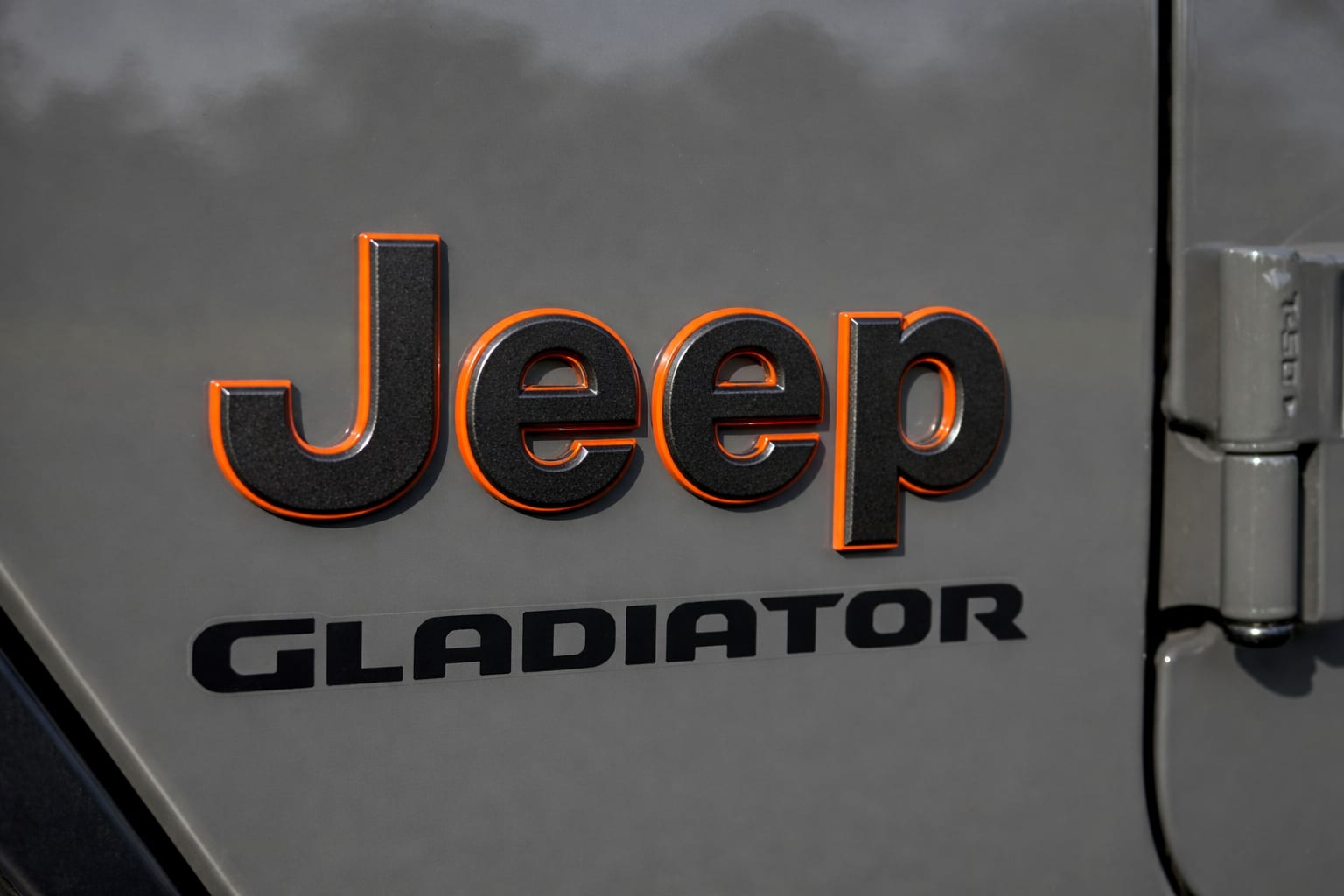 Un Jeep Gladiator a ars lângă casă iar proprietarii acuză un defect la servodirecție