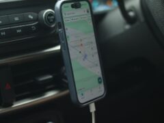 Apple CarPlay poate descărca bateria iPhone-ului. Cablul menține telefonul alimentat în timpul drumului