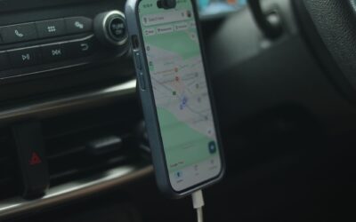 Apple CarPlay poate descărca bateria iPhone-ului. Cablul menține telefonul alimentat în timpul drumului