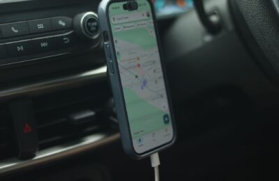 Apple CarPlay poate descărca bateria iPhone-ului. Cablul menține telefonul alimentat în timpul drumului