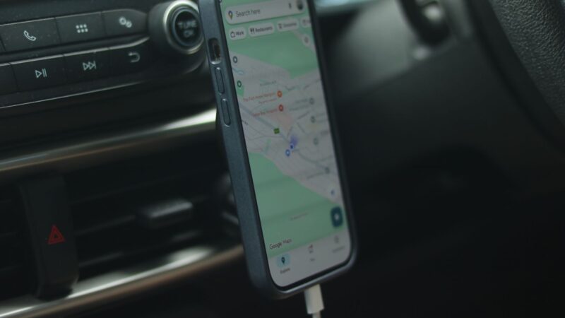 Apple CarPlay poate descărca bateria iPhone-ului. Cablul menține telefonul alimentat în timpul drumului