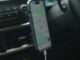 Apple CarPlay poate descărca bateria iPhone-ului. Cablul menține telefonul alimentat în timpul drumului