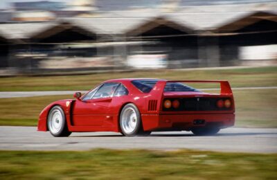 Lewis Hamilton și-a cumpărat un Ferrari F40 din 1991 care a stat 35 de ani într-un garaj și avea doar 69 km