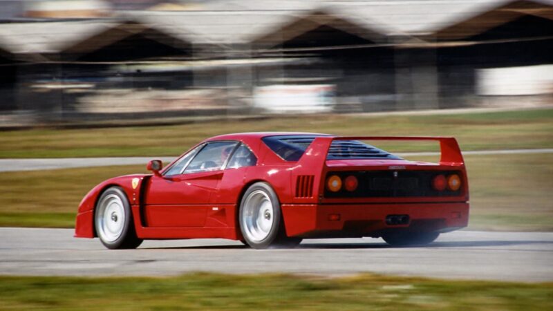 Lewis Hamilton și-a cumpărat un Ferrari F40 din 1991 care a stat 35 de ani într-un garaj și avea doar 69 km