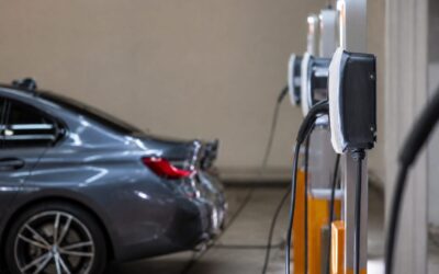 California simplifică instalarea încărcătoarelor electrice în blocuri și la stațiile publice