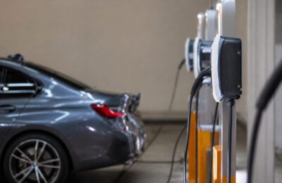 California simplifică instalarea încărcătoarelor electrice în blocuri și la stațiile publice