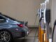 California simplifică instalarea încărcătoarelor electrice în blocuri și la stațiile publice