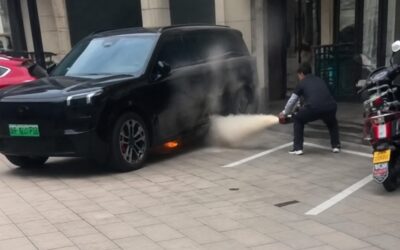 Un foc a izbucnit sub un Lynk & Co 900 parcat în China. Marca indică o baterie externă