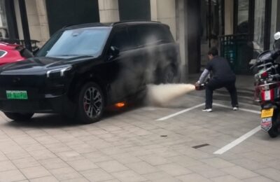 Un foc a izbucnit sub un Lynk & Co 900 parcat în China. Marca indică o baterie externă