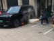 Un foc a izbucnit sub un Lynk & Co 900 parcat în China. Marca indică o baterie externă
