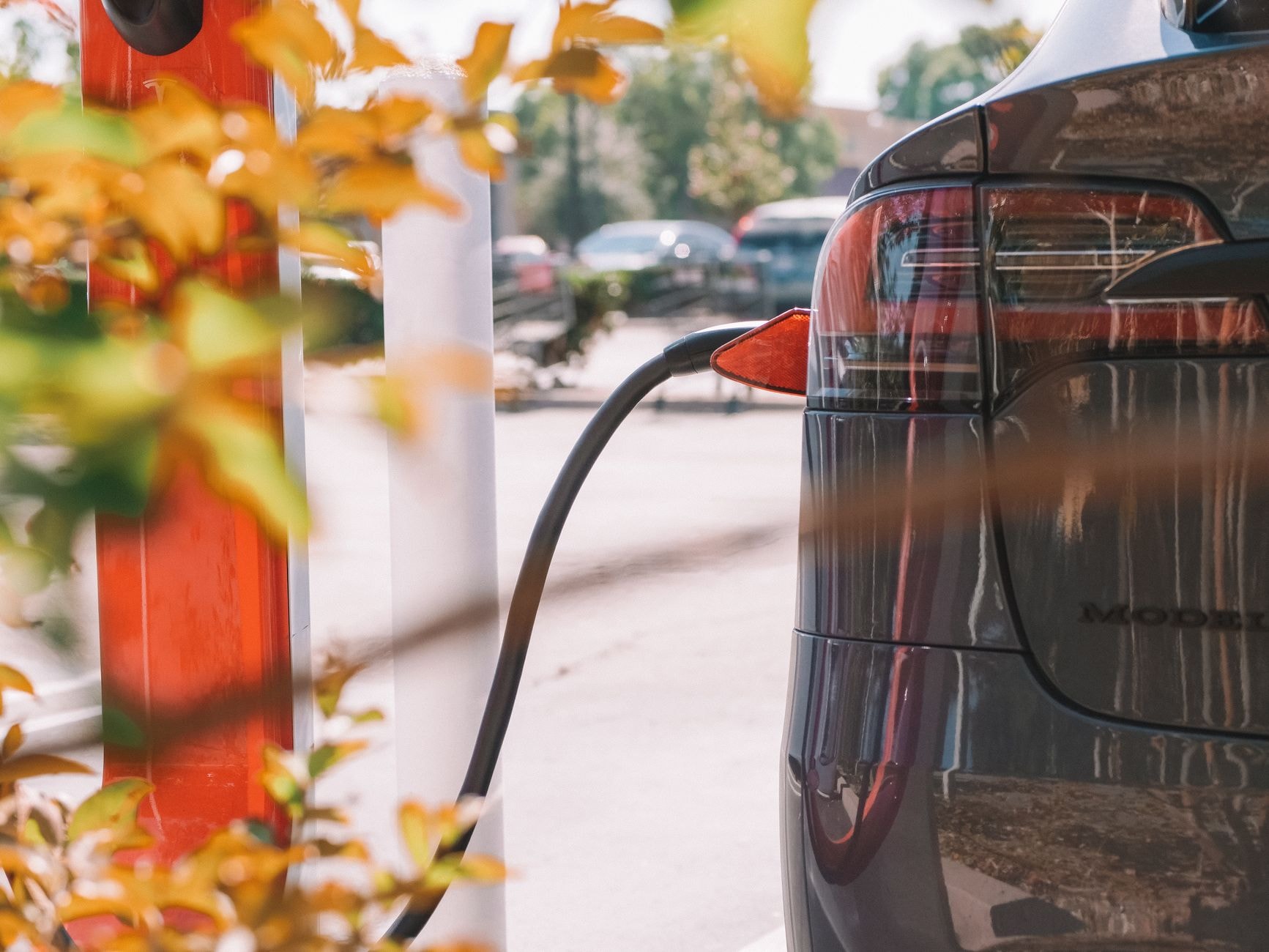Mașină electrică la stație de încărcare