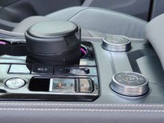 Cum se folosește corect Auto Hold. Părăsirea mașinii fără frâna de parcare atrage amendă și 3 puncte de penalizare