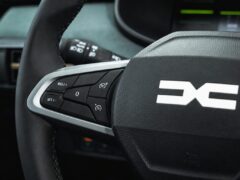 Când este util limitatorul pe Dacia Sandero și ce trebuie făcut dacă viteza trece de pragul programat