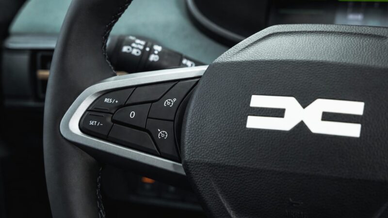 Când este util limitatorul pe Dacia Sandero și ce trebuie făcut dacă viteza trece de pragul programat