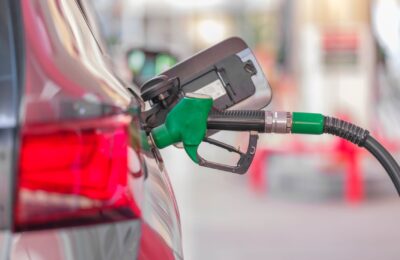 Automobilele exclusiv pe benzină ajung în premieră la 49% din piața mondială de mașini noi