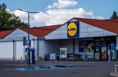 Parcarea la supermarket în Germania i-a adus unui șofer o solicitare de plată de 30 de euro. Ce reguli trebuie verificate