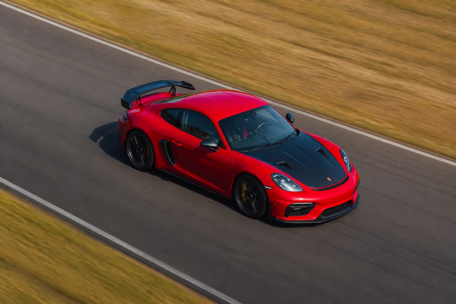 Automobilul Porsche 718 pe circuit