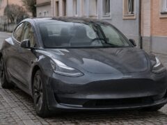 Tesla redenumește Full Self-Driving în Assisted Driving pe unele site-uri europene, după obiecțiile Germaniei