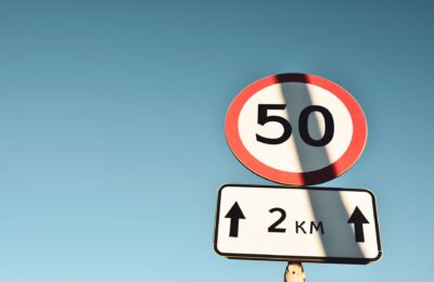 Cu 53 km/h într-o zonă de 50 km/h nu intră automat marja radarului. Limita legală rămâne cea de pe indicator